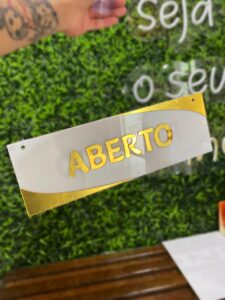 Placa aberto e fechado em acrílico branco.